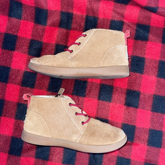 UGG Toddler Boys Size 12 Tan with Red Suede Ankle Boots with Zipper - Picture 5 of 9